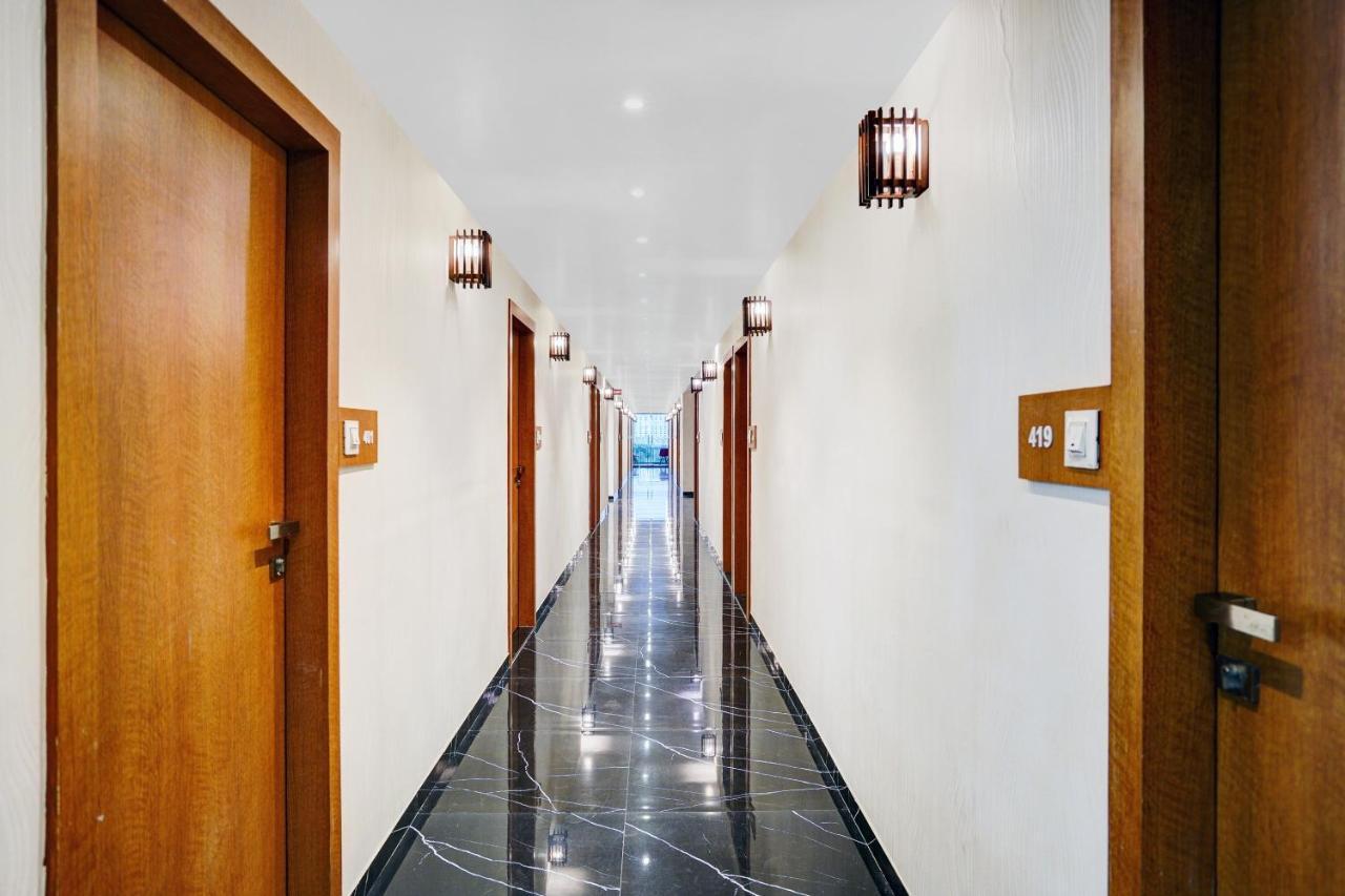Townhouse Oak Hotel Vaibhav 苏拉特 外观 照片