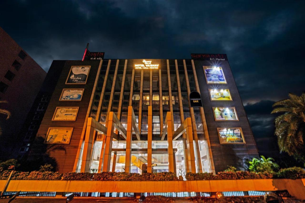 Townhouse Oak Hotel Vaibhav 苏拉特 外观 照片