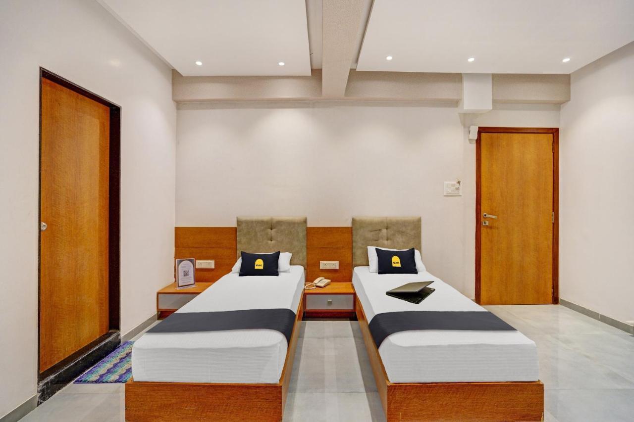 Townhouse Oak Hotel Vaibhav 苏拉特 外观 照片