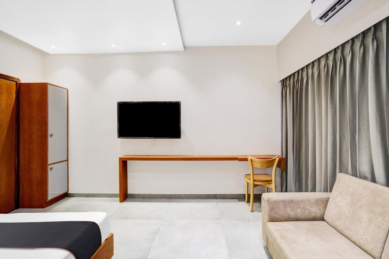 Townhouse Oak Hotel Vaibhav 苏拉特 外观 照片