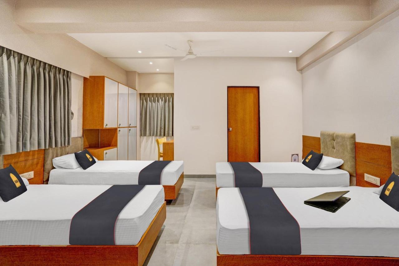 Townhouse Oak Hotel Vaibhav 苏拉特 外观 照片