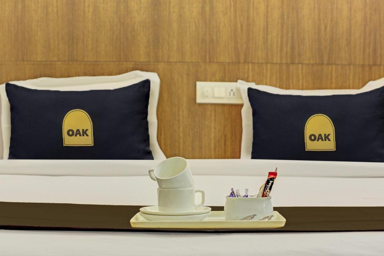 Townhouse Oak Hotel Vaibhav 苏拉特 外观 照片