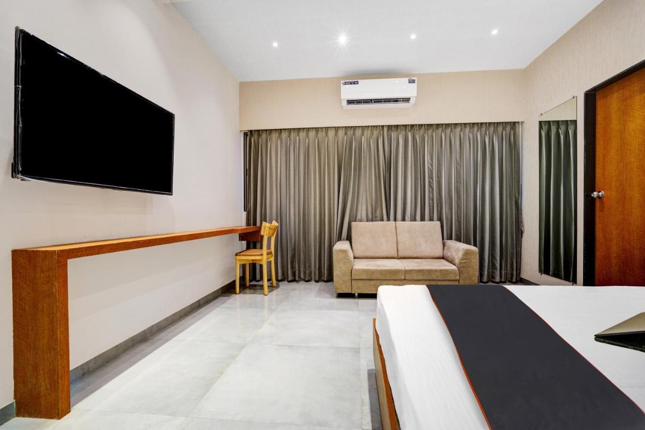 Townhouse Oak Hotel Vaibhav 苏拉特 外观 照片