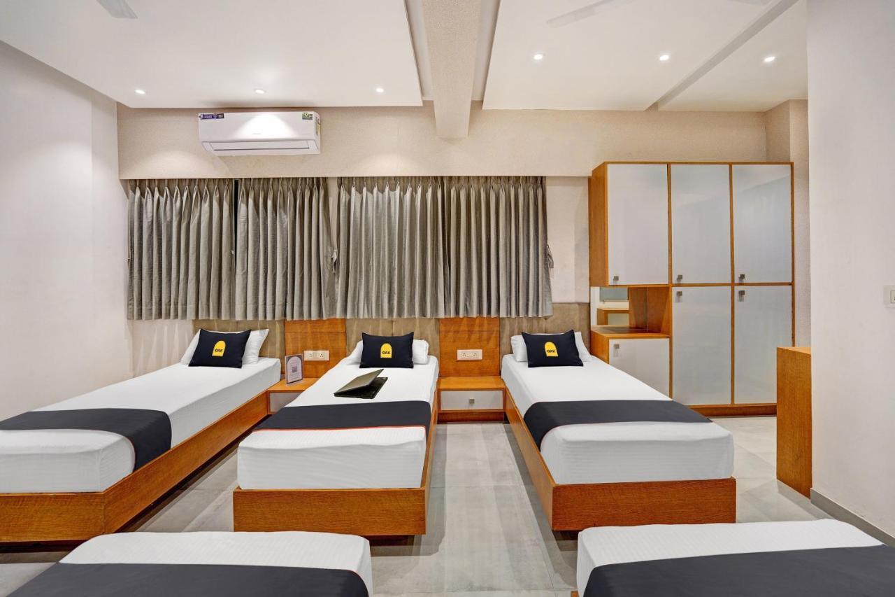 Townhouse Oak Hotel Vaibhav 苏拉特 外观 照片